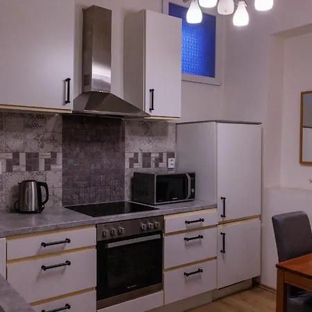 Pension Spacious 2 Bedroom Ground Floor Unit Prague